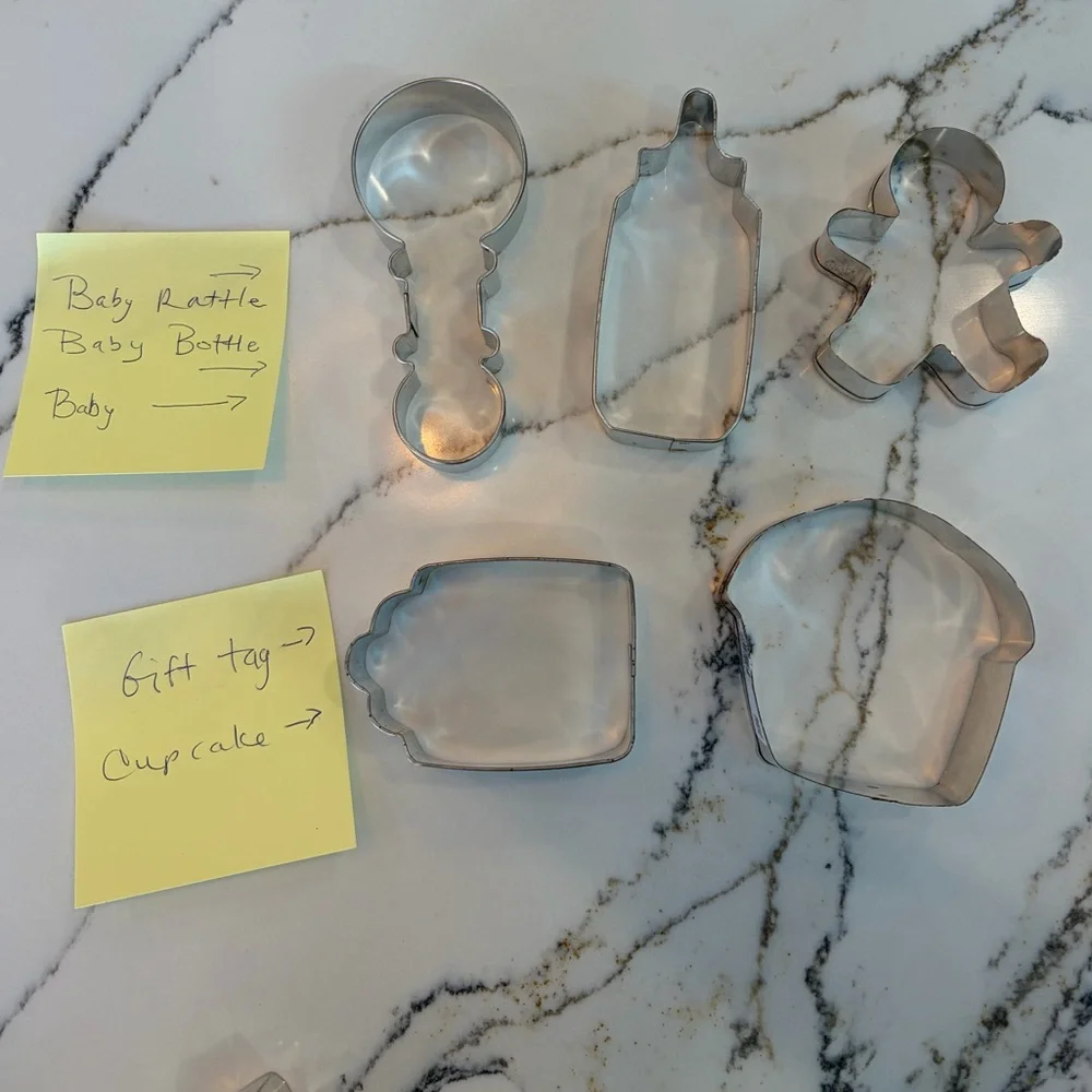 BUNDLE, NWT SUR LA TABLE 5 Pc.BISCUIT CUTTER SET and 14 ANN CLARK COOKIE CUTTERS